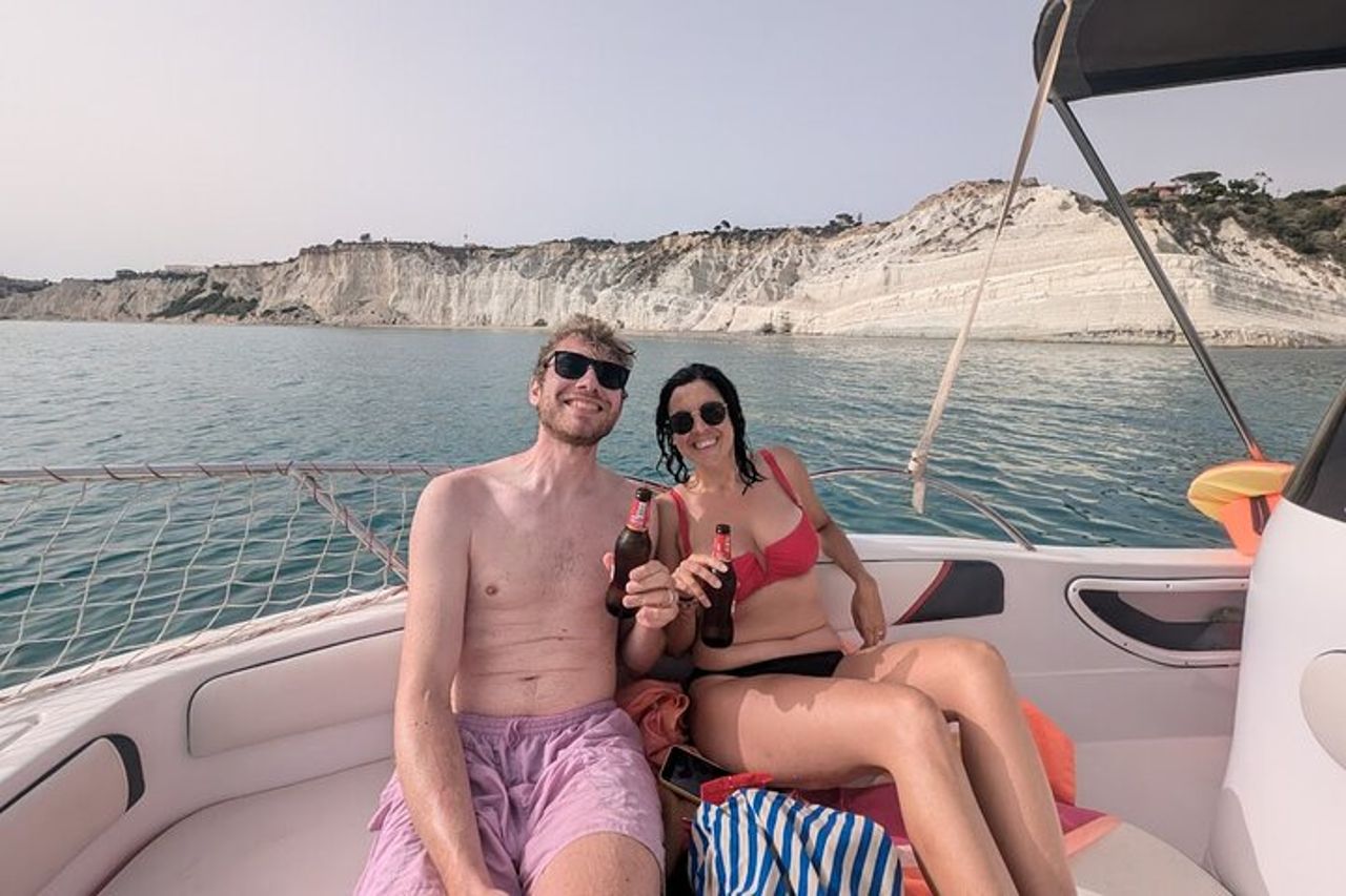 Scala dei Turchi in 3.5 ore,tour in gommone con soste per nuotare — 4