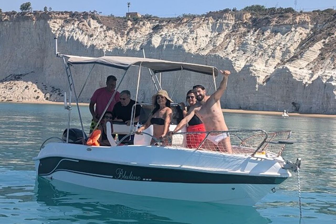 Scala dei Turchi in 3.5 ore,tour in gommone con soste per nuotare — 5