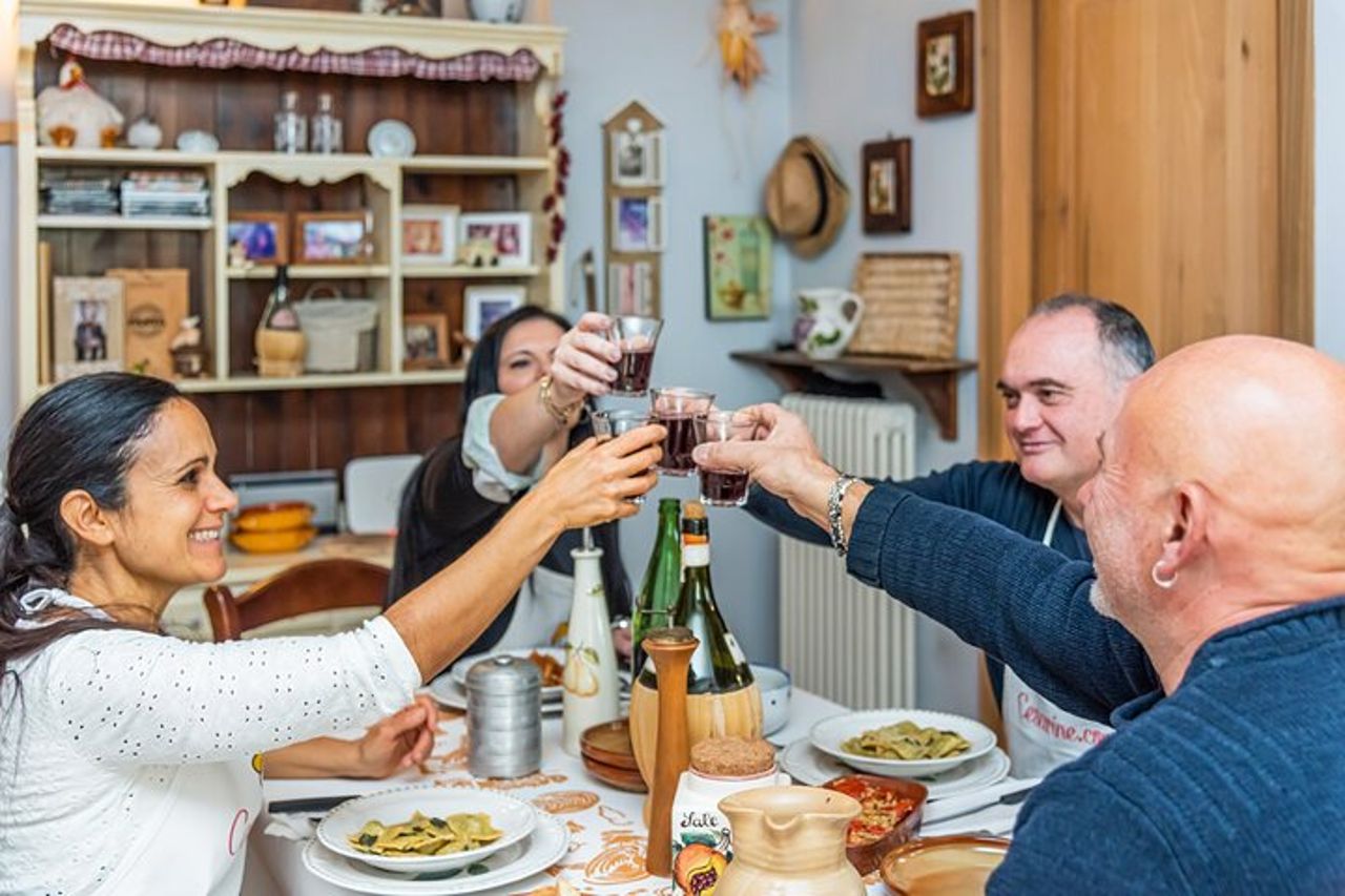 Autentica lezione di pasta e salsa in una casa locale a Salerno — 4