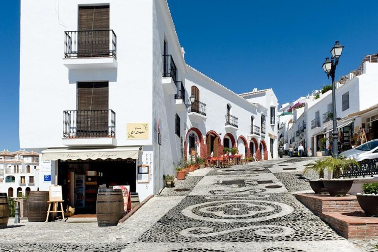 Escursione privata di un'intera giornata a Nerja e Frigiliana da Malaga
