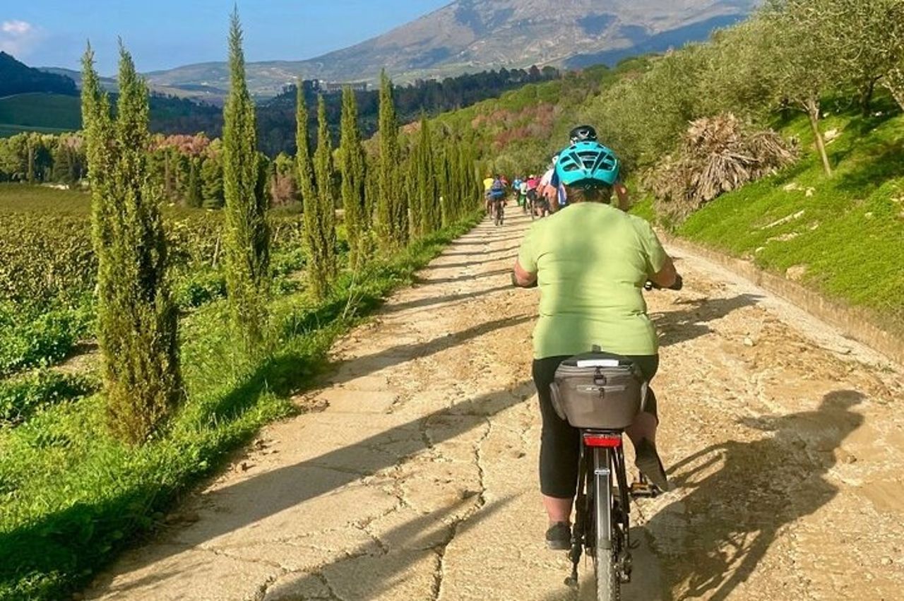 Castellammare del Golfo Ebike Tour alla Grotta Mangiapane