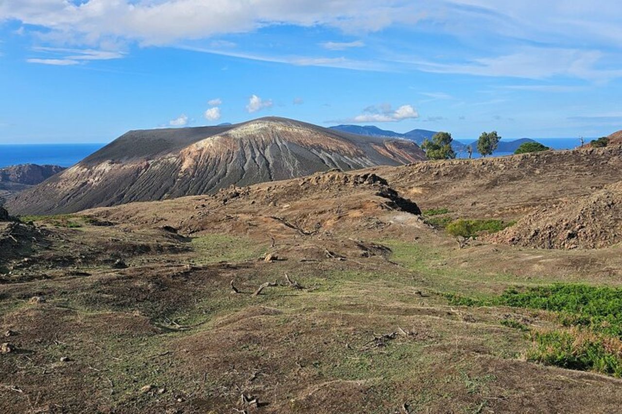Isola di Vulcano Trekking tra Boschi, Grotte e Paesaggi Vulcanici — 3