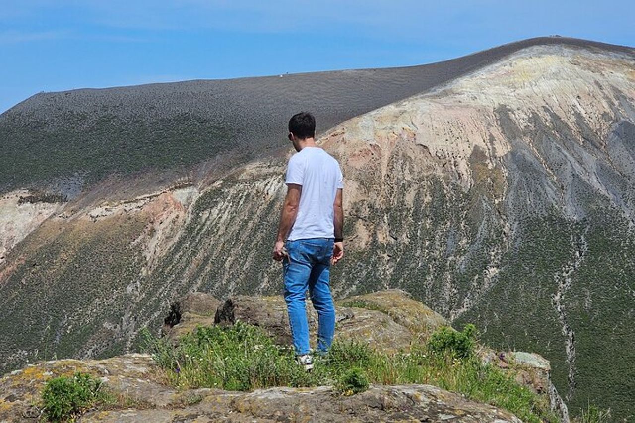 Isola di Vulcano Trekking tra Boschi, Grotte e Paesaggi Vulcanici — 4