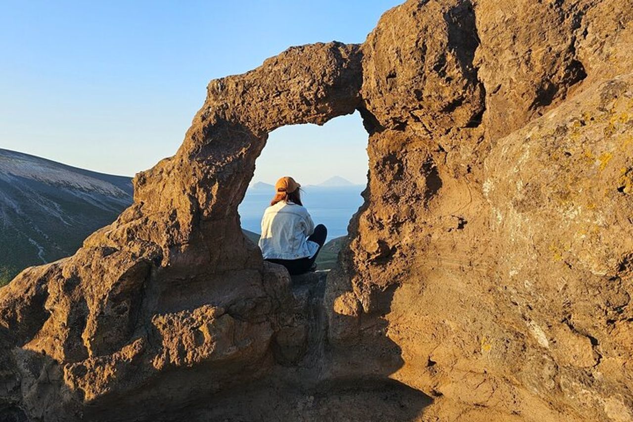 Isola di Vulcano Trekking tra Boschi, Grotte e Paesaggi Vulcanici — 5