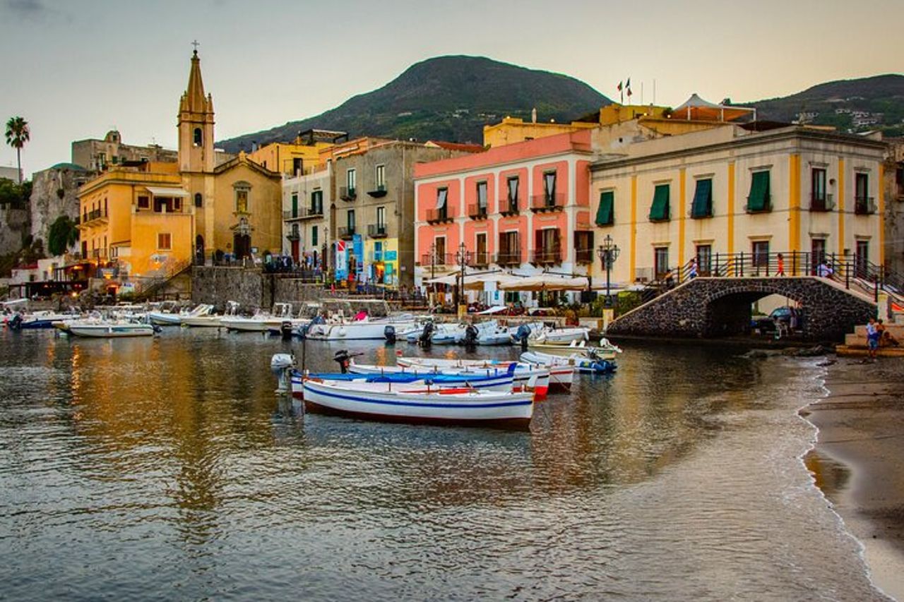 Tour in auto del piccolo paradiso dal porto di Lipari — 3