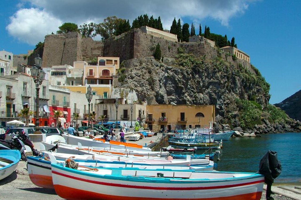 Tour in auto del piccolo paradiso dal porto di Lipari