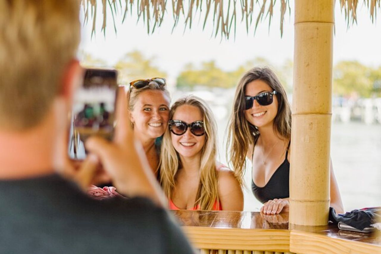 Amelia Island galleggiante Tiki Boat Cruise con opzione BYOB — 4