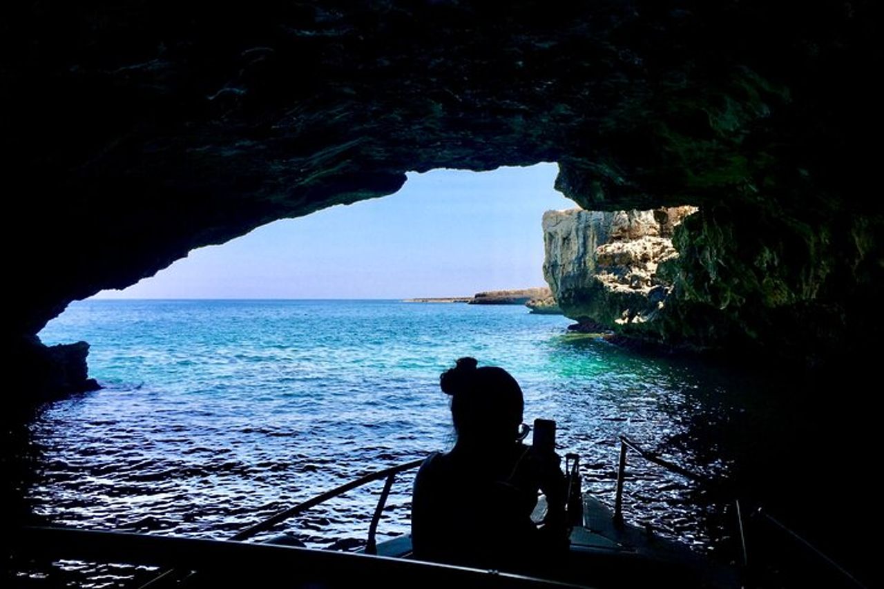 Escursione privata in barca a Polignano tra Grotte e Calette