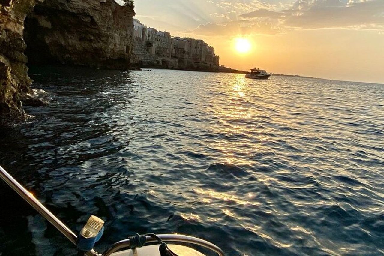 Escursione privata in barca a Polignano tra Grotte e Calette — 2