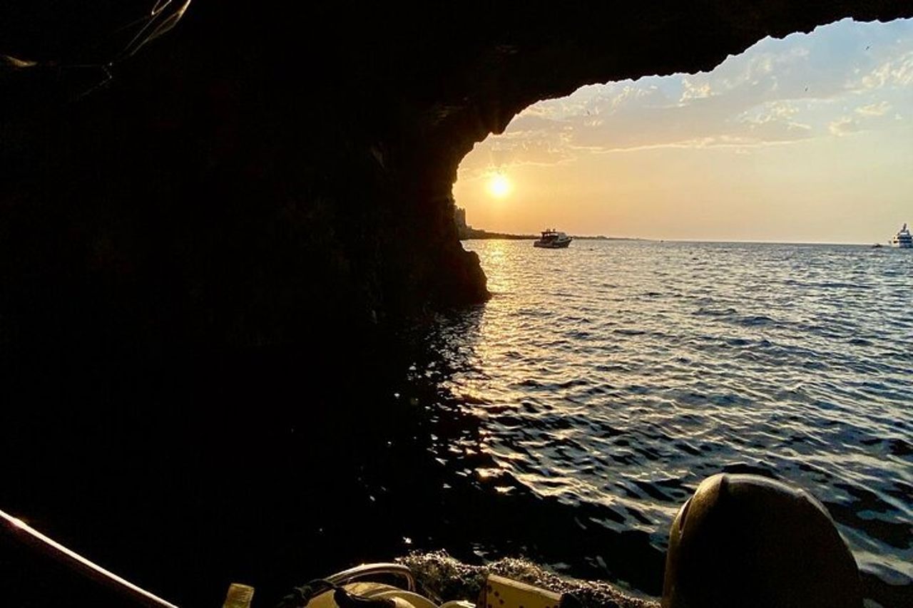 Escursione privata in barca a Polignano tra Grotte e Calette — 9