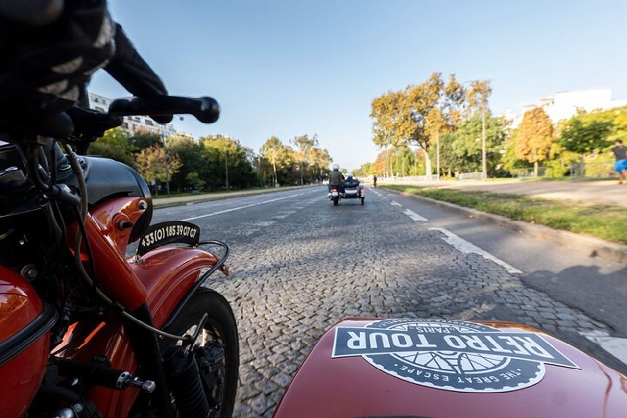 Esclusivo tour vintage di un'intera giornata a Parigi e Versailles su un sidecar — 2