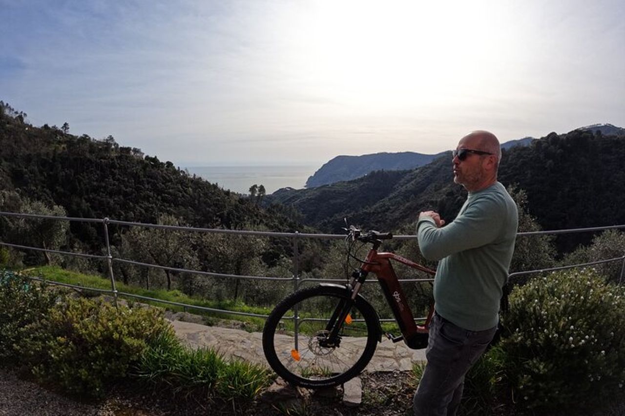 Tour in E-Bike alle Cinque Terre con Aperitivo in Agriturismo — 2