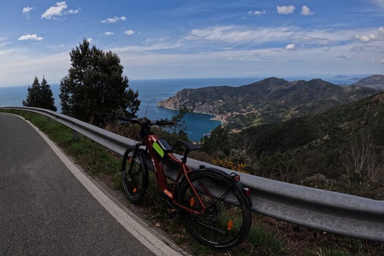 Tour in E-Bike alle Cinque Terre con Aperitivo in Agriturismo