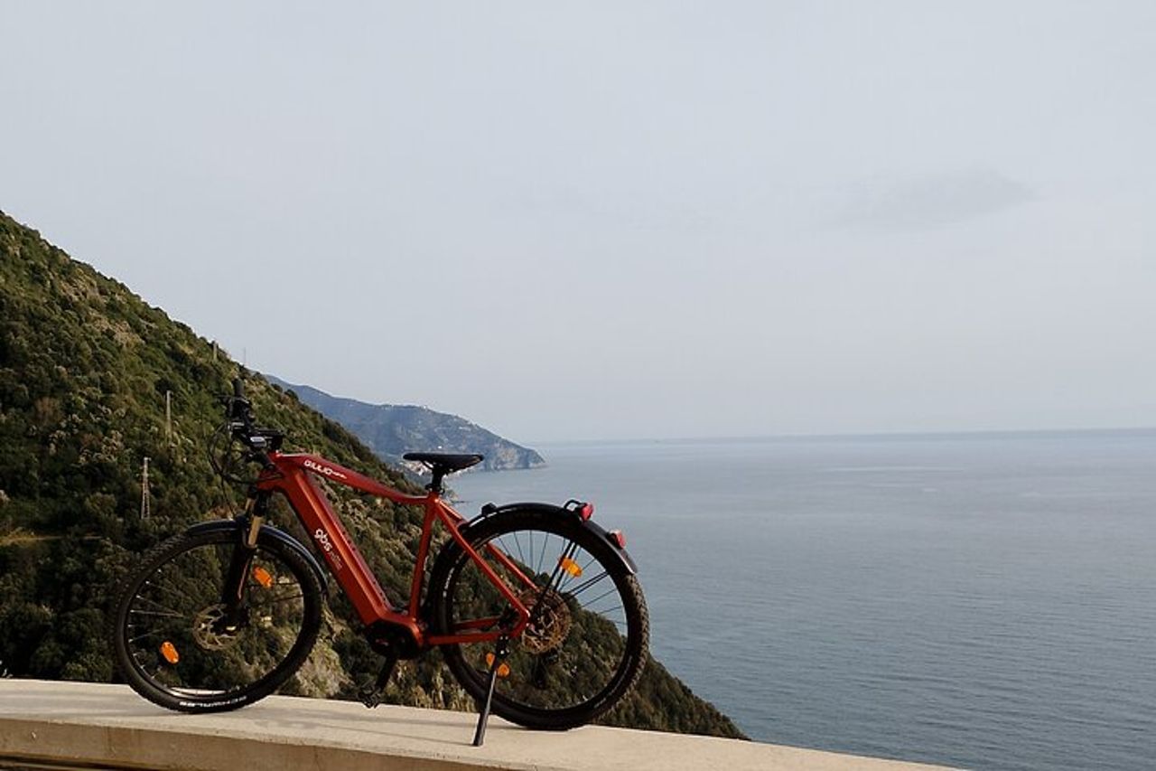 Tour in E-Bike alle Cinque Terre con Aperitivo in Agriturismo — 9