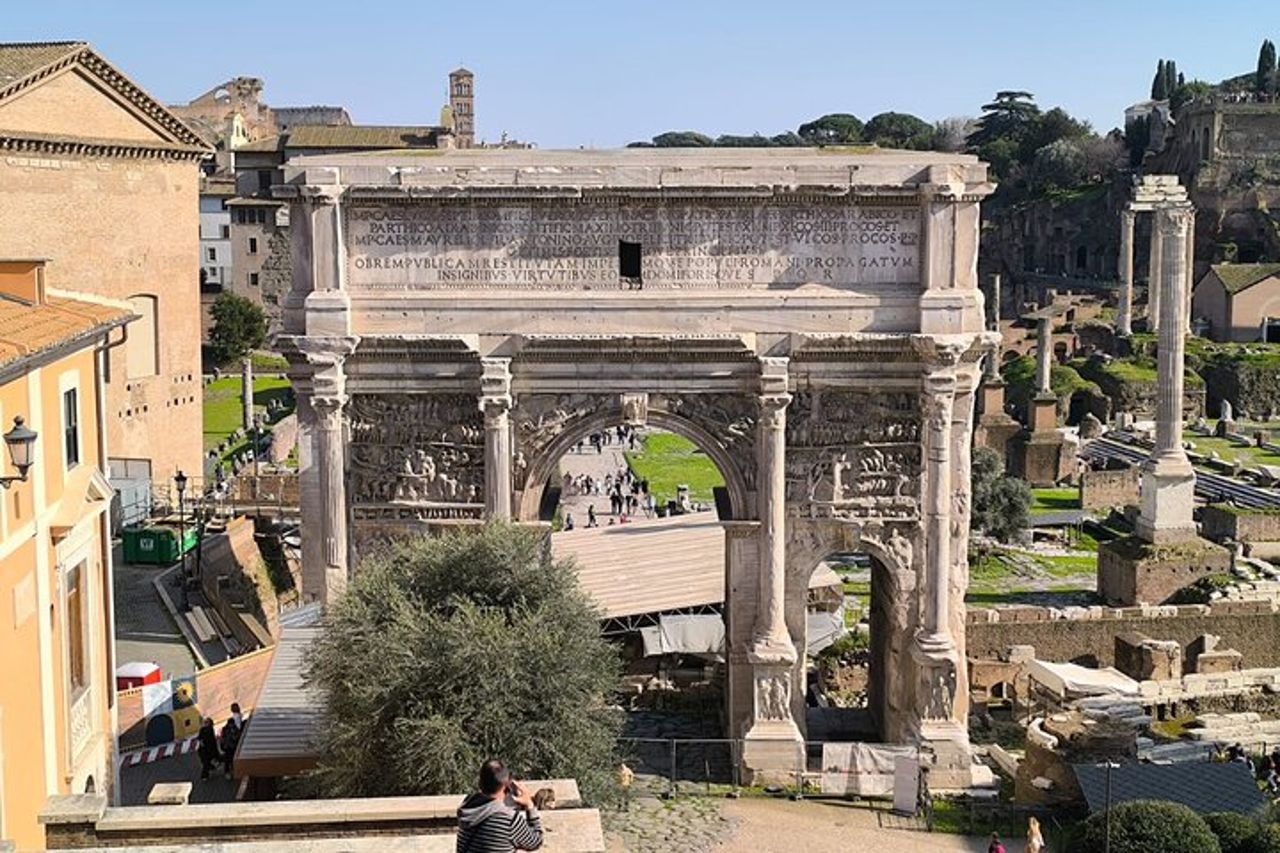 Tour privato guidato completo del Colosseo Foro Romano e Palatino — 7