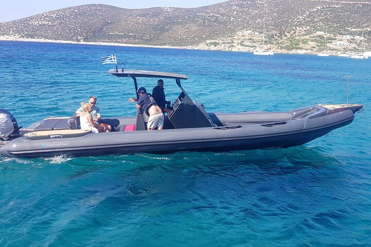 Esplora Polyaigos con un tour privato in barca — 2