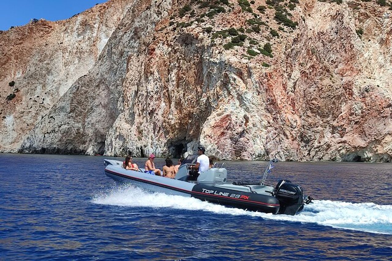 Esplora Polyaigos con un tour privato in barca — 6