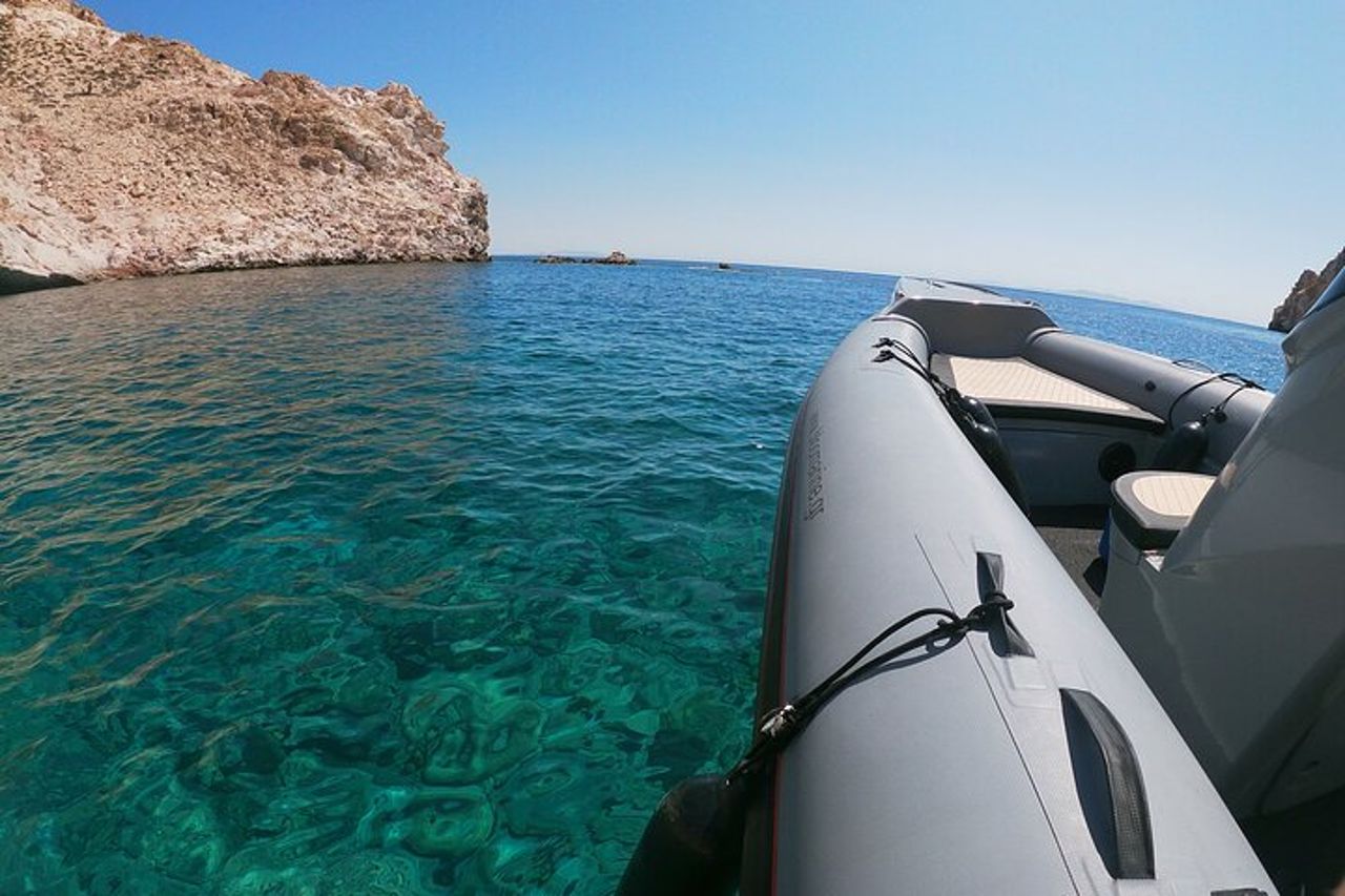 Esplora Polyaigos con un tour privato in barca — 7