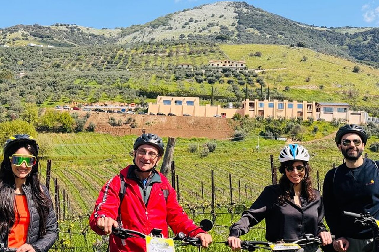 E bike Periferia di Roma: Svelate le tenute di Marco Carpineti — 6