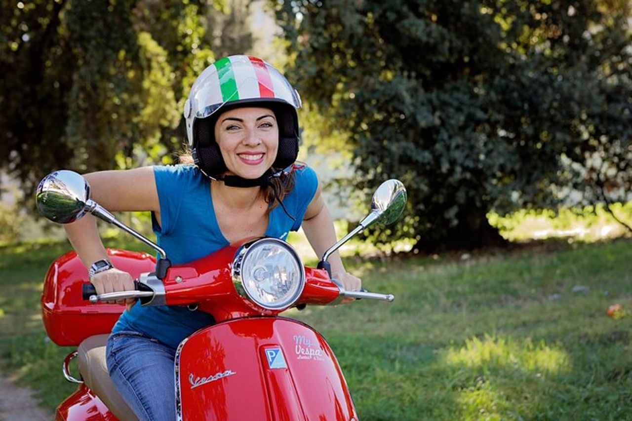 Noleggio Vespa Primavera: Zip Through Rome in Style! — 2