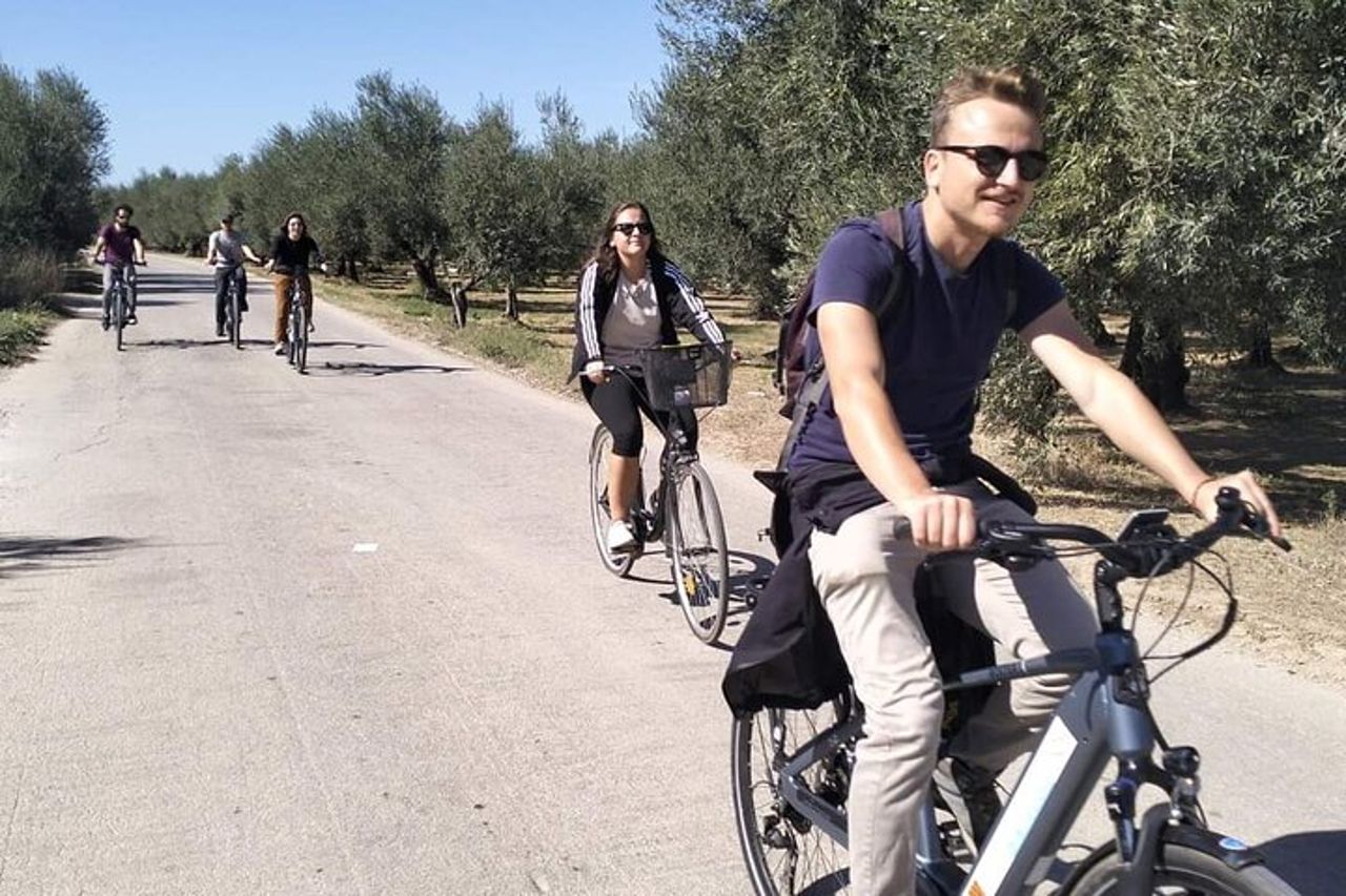 Tour in E-Bike e Degustazione di Olio d'Oliva nella Campagna Pugliese — 7