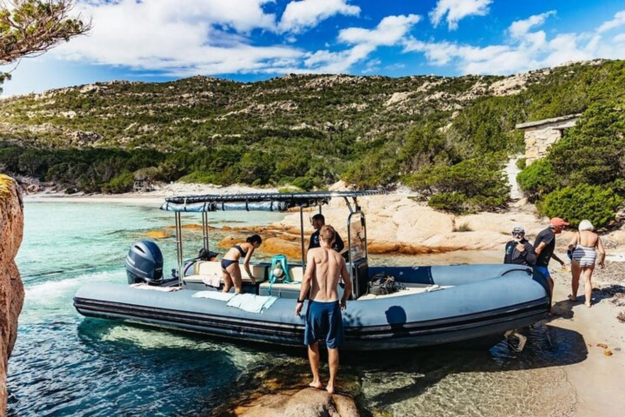 Palau o La Maddalena: Tour in gommone di 4 ore dell'arcipelago — 5