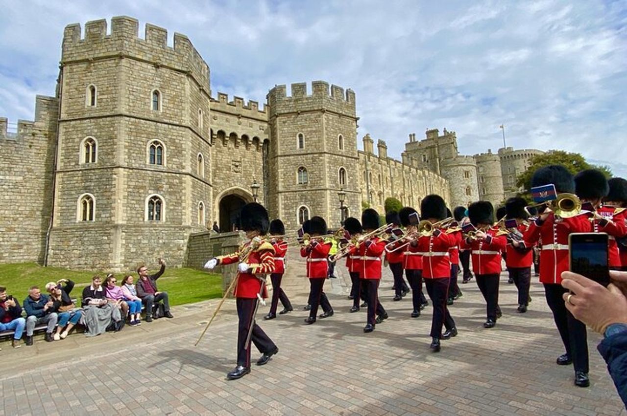 Stonehenge, castello di Windsor e bagno con pranzo al pub a Lacock