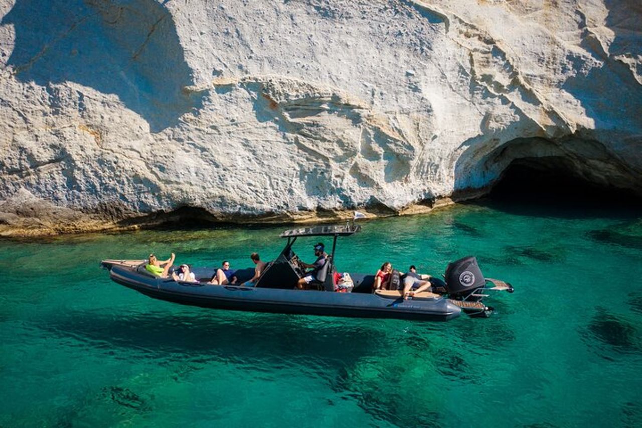 Tour privato di un'intera giornata in barca Sifnos via mare