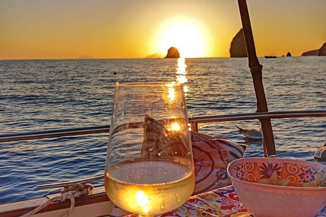 Tour Privato in Barca Tramonto ai Faraglioni — 2