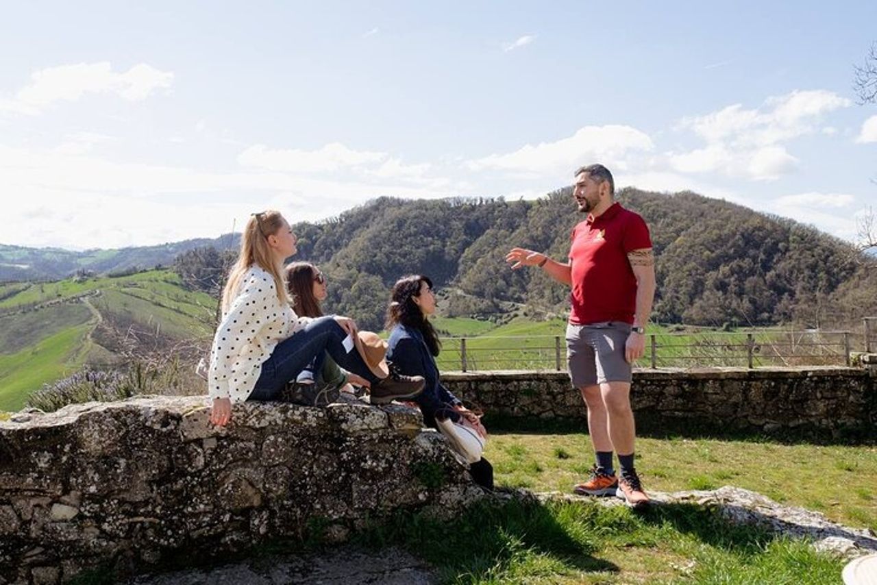 Tour dell'Appennino per piccoli gruppi, fattoria e all'aperto con castello