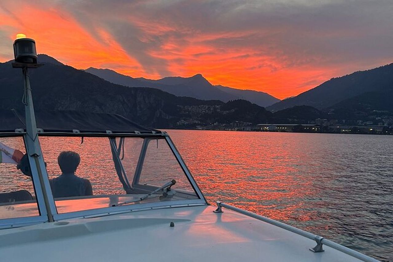 Aperitivo al Tramonto in Barca sul lago d'Iseo