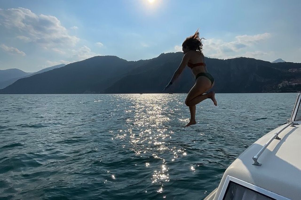Aperitivo al Tramonto in Barca sul lago d'Iseo — 3