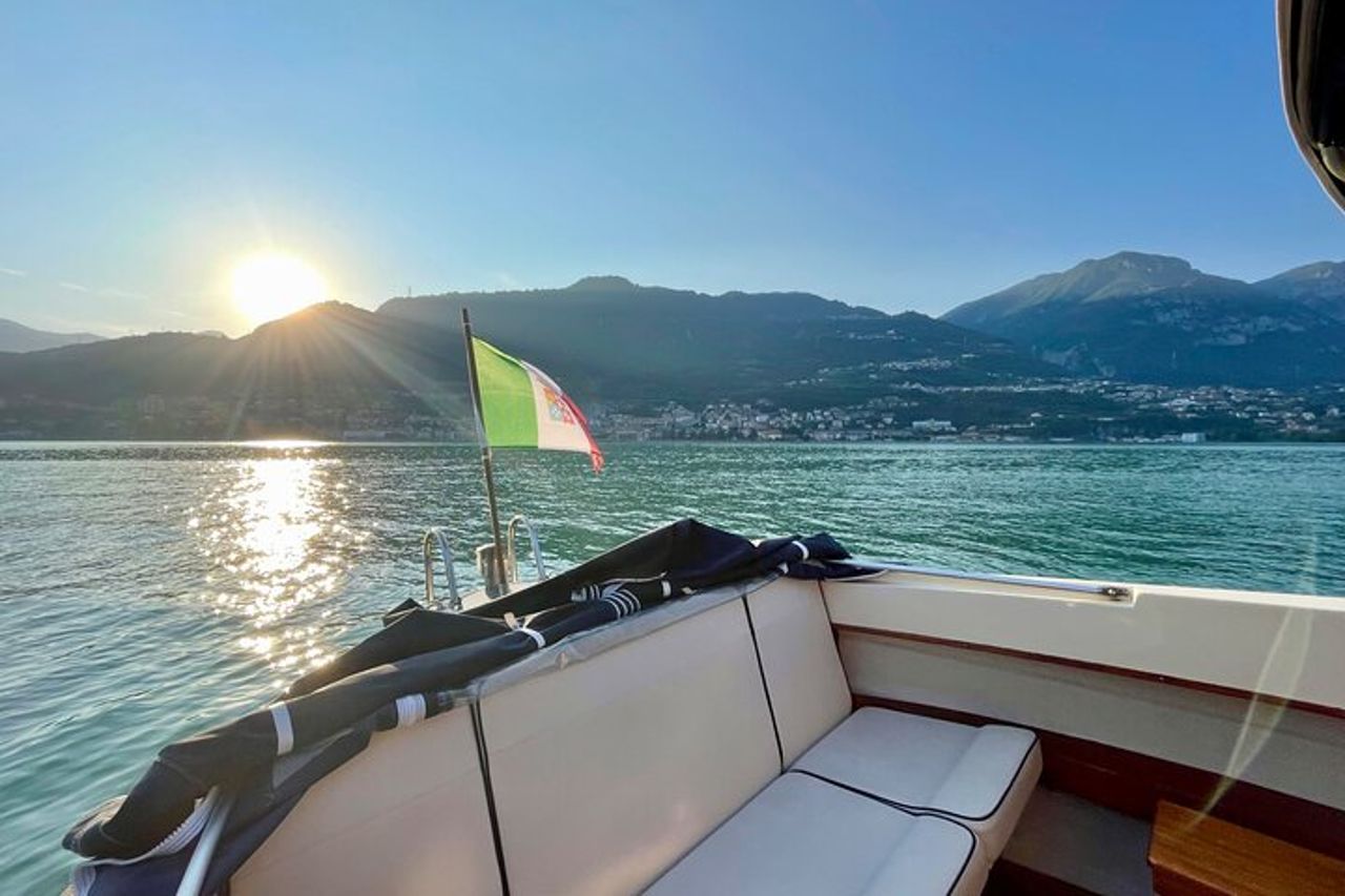 Aperitivo al Tramonto in Barca sul lago d'Iseo — 7