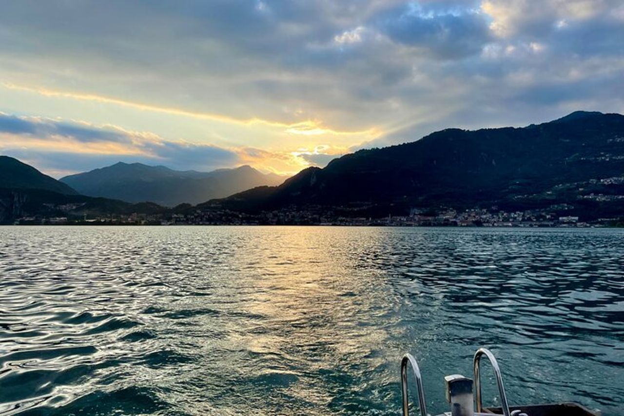 Aperitivo al Tramonto in Barca sul lago d'Iseo — 8