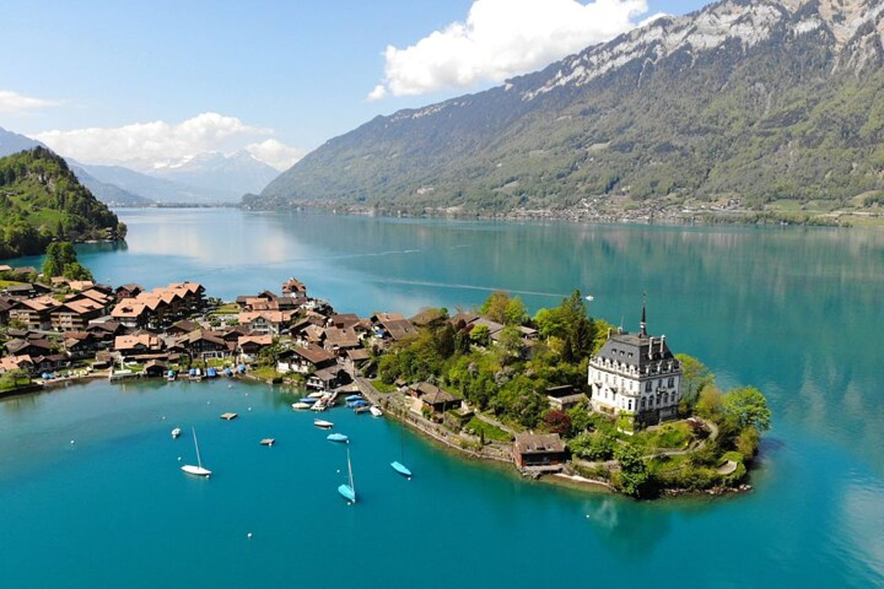 Da Basilea: Tour privato di Interlaken, crociera sul lago, cascate di Giessbach