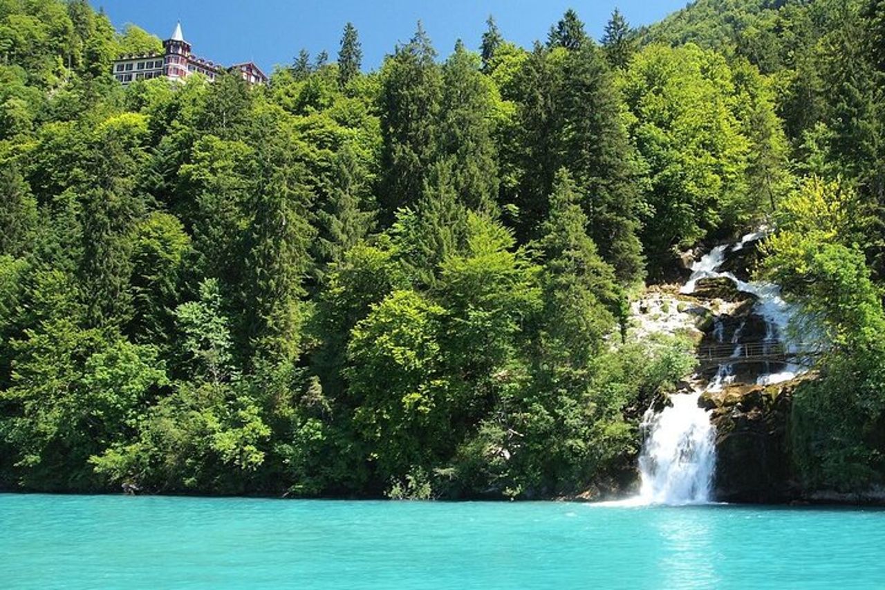 Da Basilea: Tour privato di Interlaken, crociera sul lago, cascate di Giessbach — 4