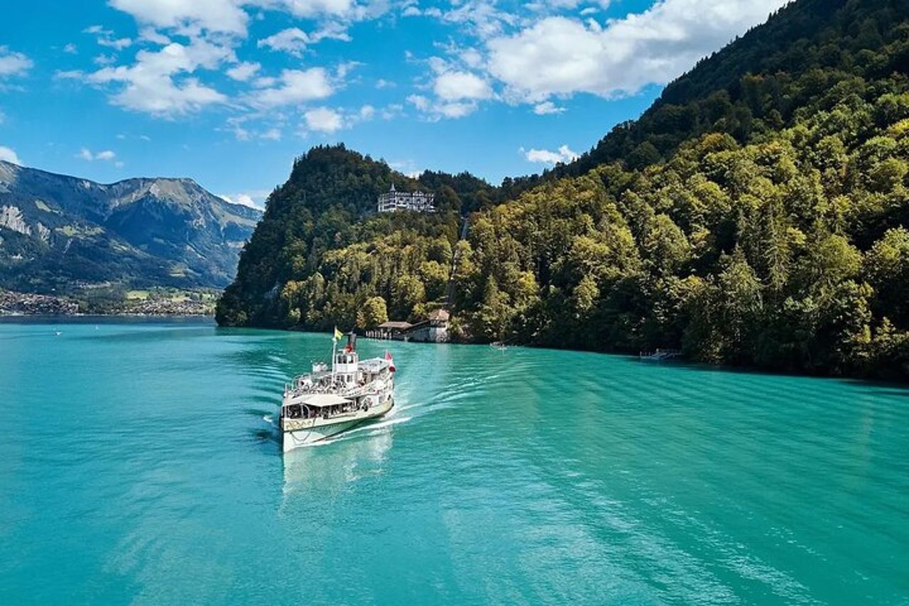 Da Basilea: Tour privato di Interlaken, crociera sul lago, cascate di Giessbach — 2