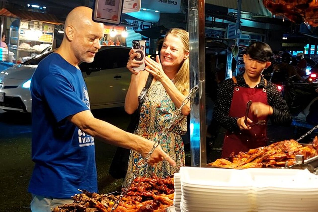 Tour gastronomico di Phnom Penh di Tuk Tuk: 20 Degustazioni e Bevande — 3