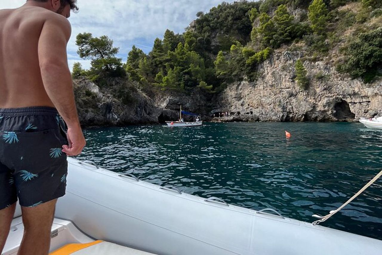 Costiera Amalfitana noleggia un gommone:da Salerno senza patente