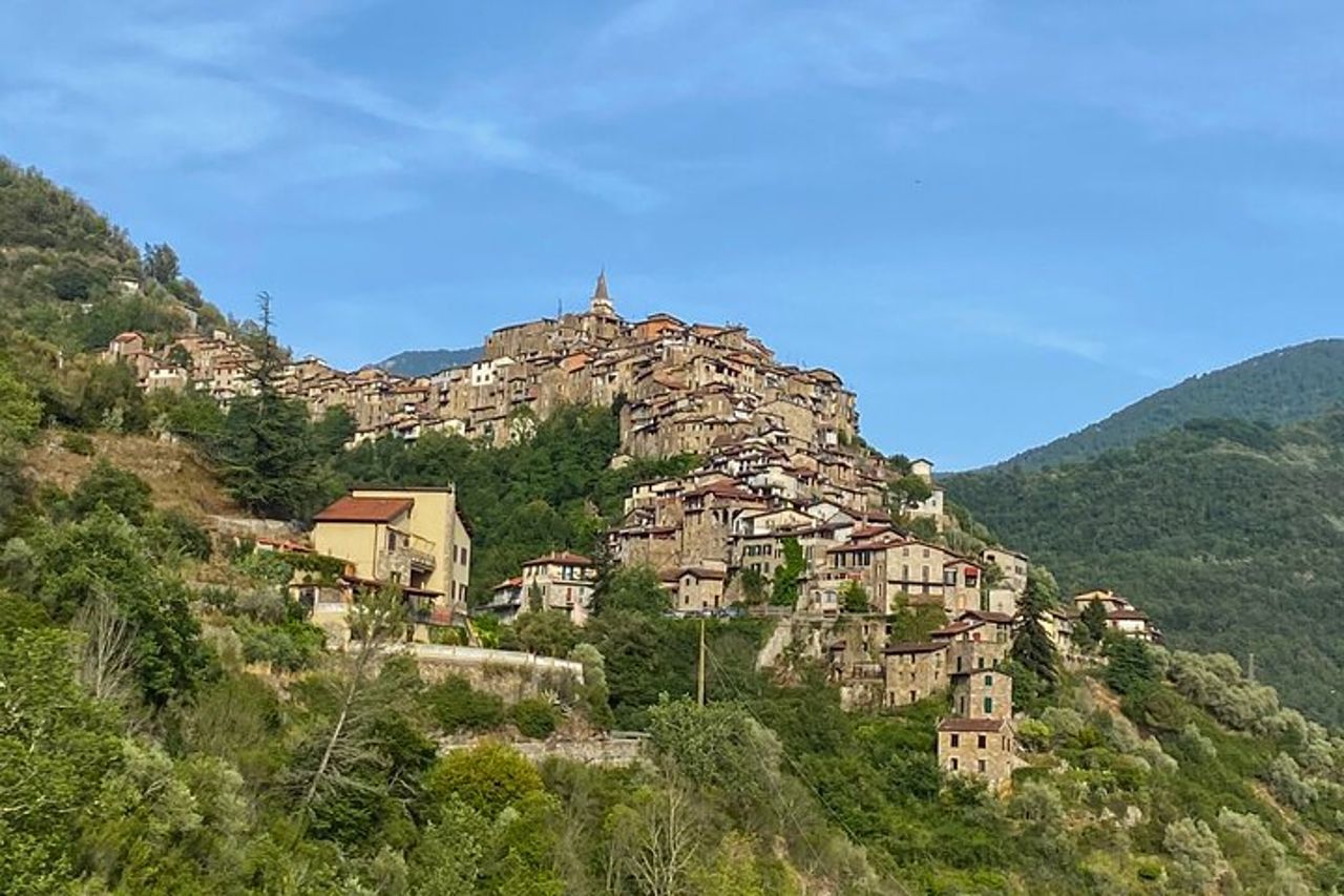 Giornata in Vespa tra i borghi liguri della Riviera dei Fiori.