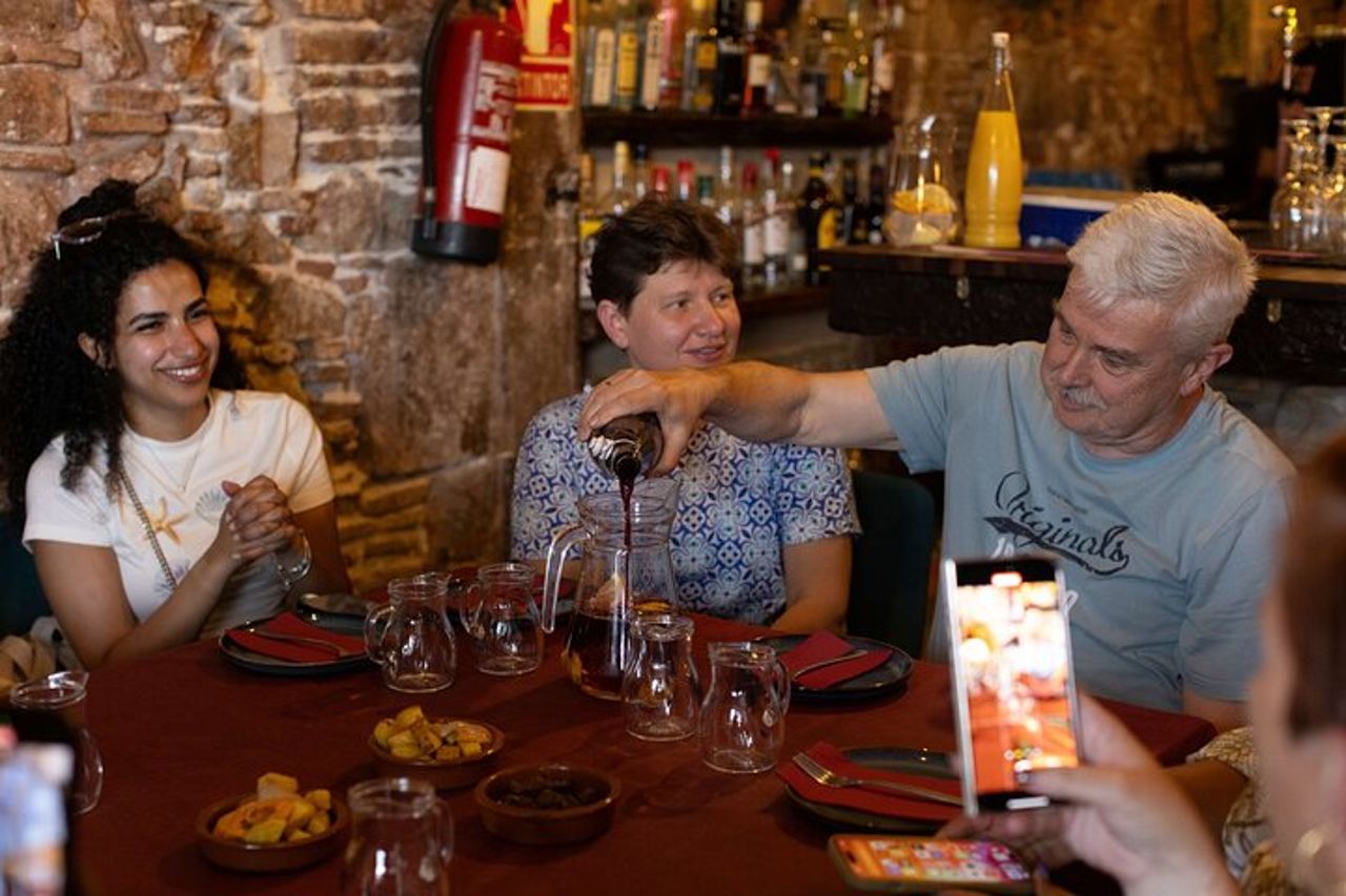 Tour a piedi delle tapas di Barcellona: Cibo, vino & storia — 5