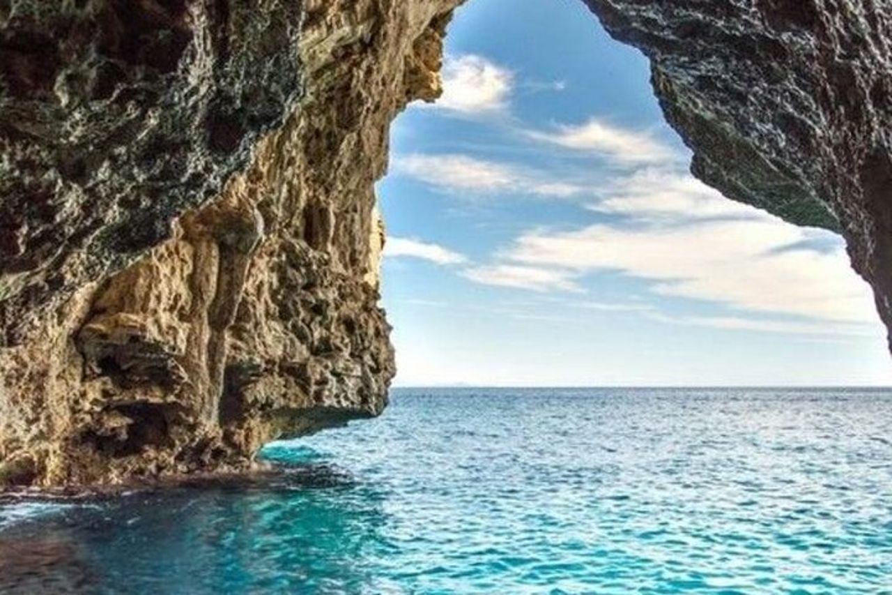 Una gita in barca alle grotte dei pirati