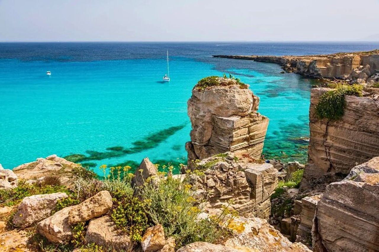 Tour Isole Egadi Favignana Levanzo in Barca con Pranzo da Trapani — 2