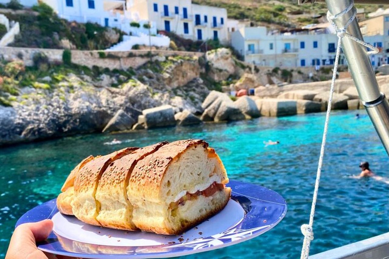 Tour Isole Egadi Favignana Levanzo in Barca con Pranzo da Trapani — 4