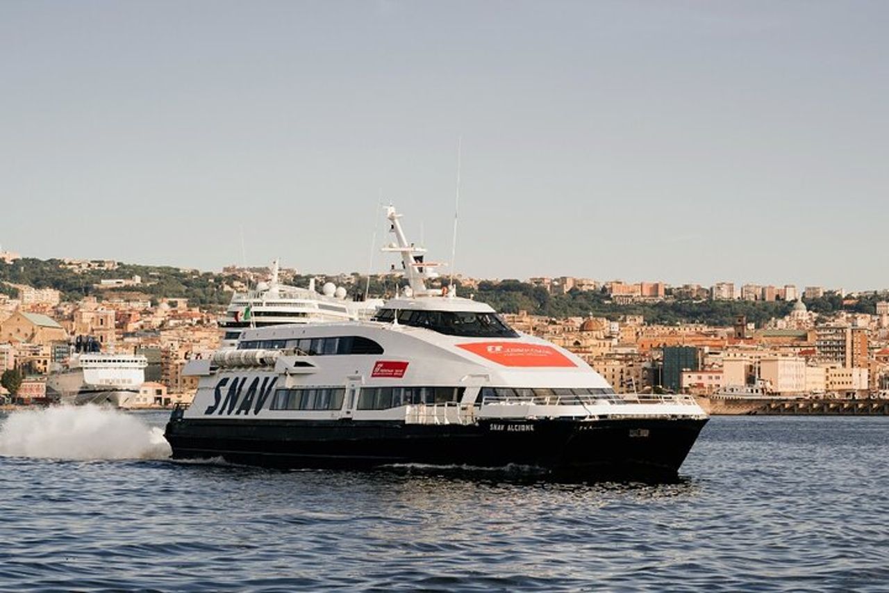 Viaggio in traghetto tra Napoli e Procida