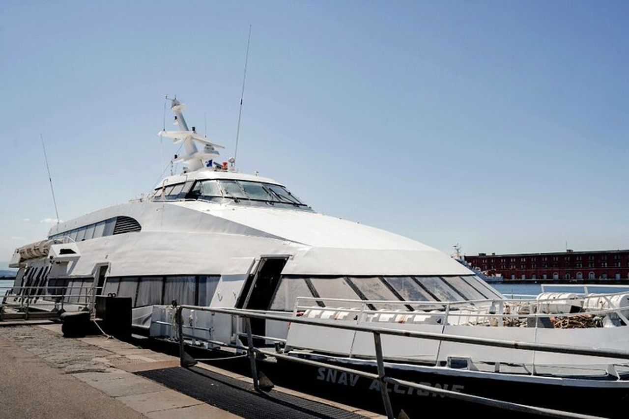 Viaggio in traghetto tra Napoli e Procida — 3