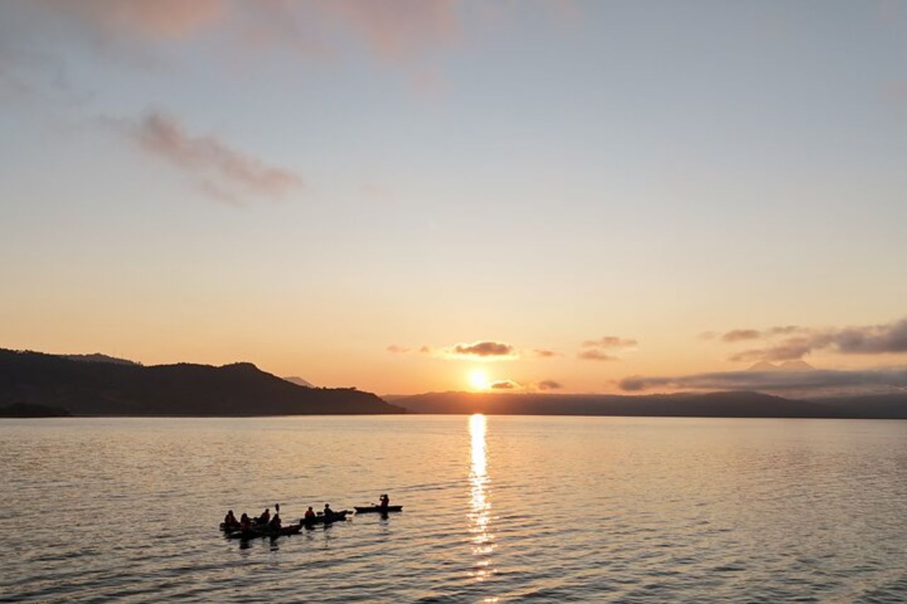 El Salvador Sunrise Kayak Experience sul Lago Ilopango