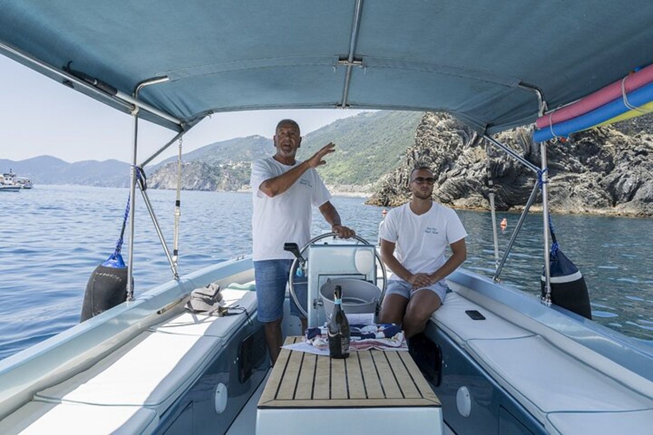 Tour in barca di gruppo al tramonto alle Cinque Terre — 8