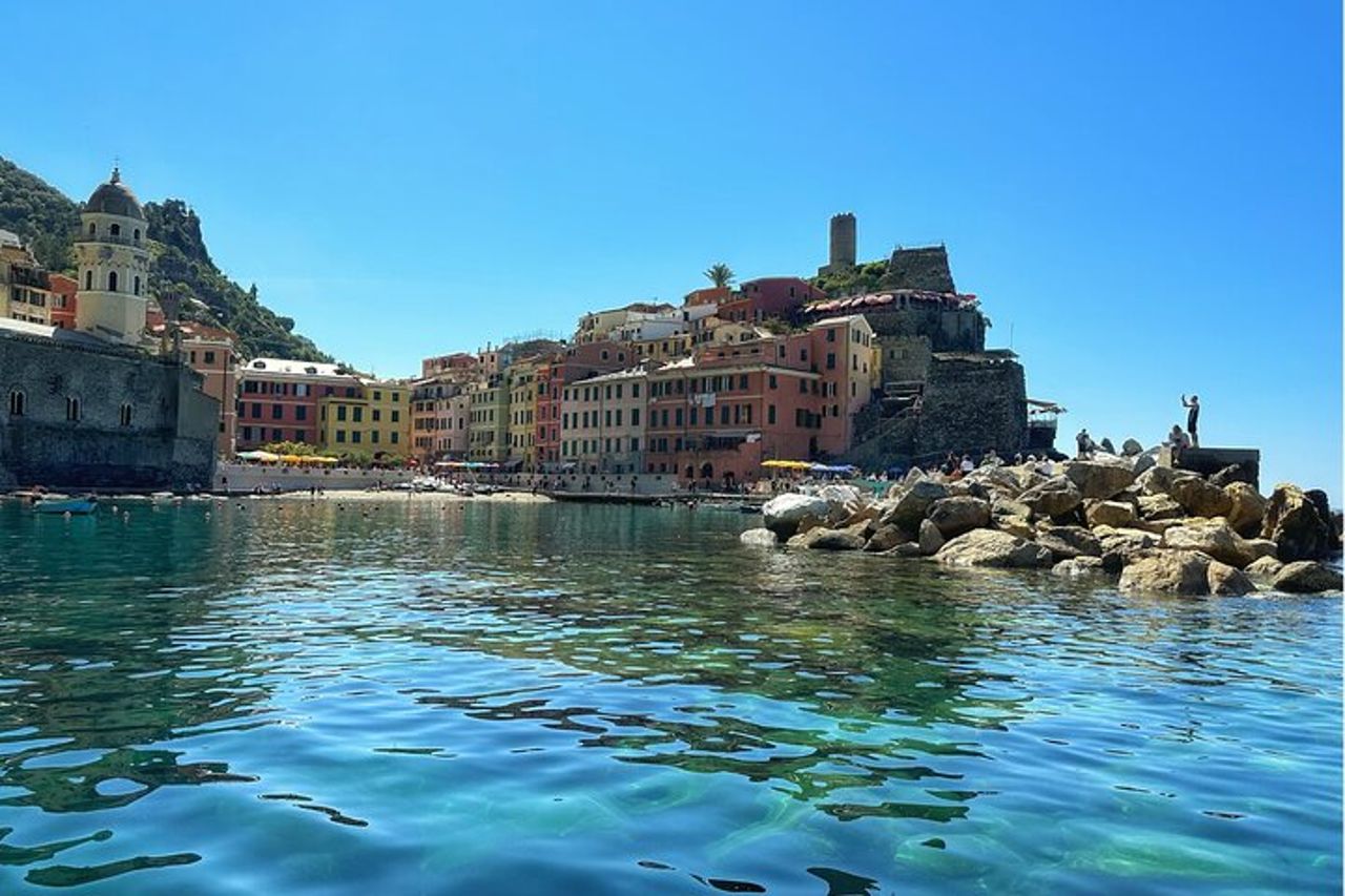 Tour privato alle Cinque Terre su un tradizionale gozzo ligure.