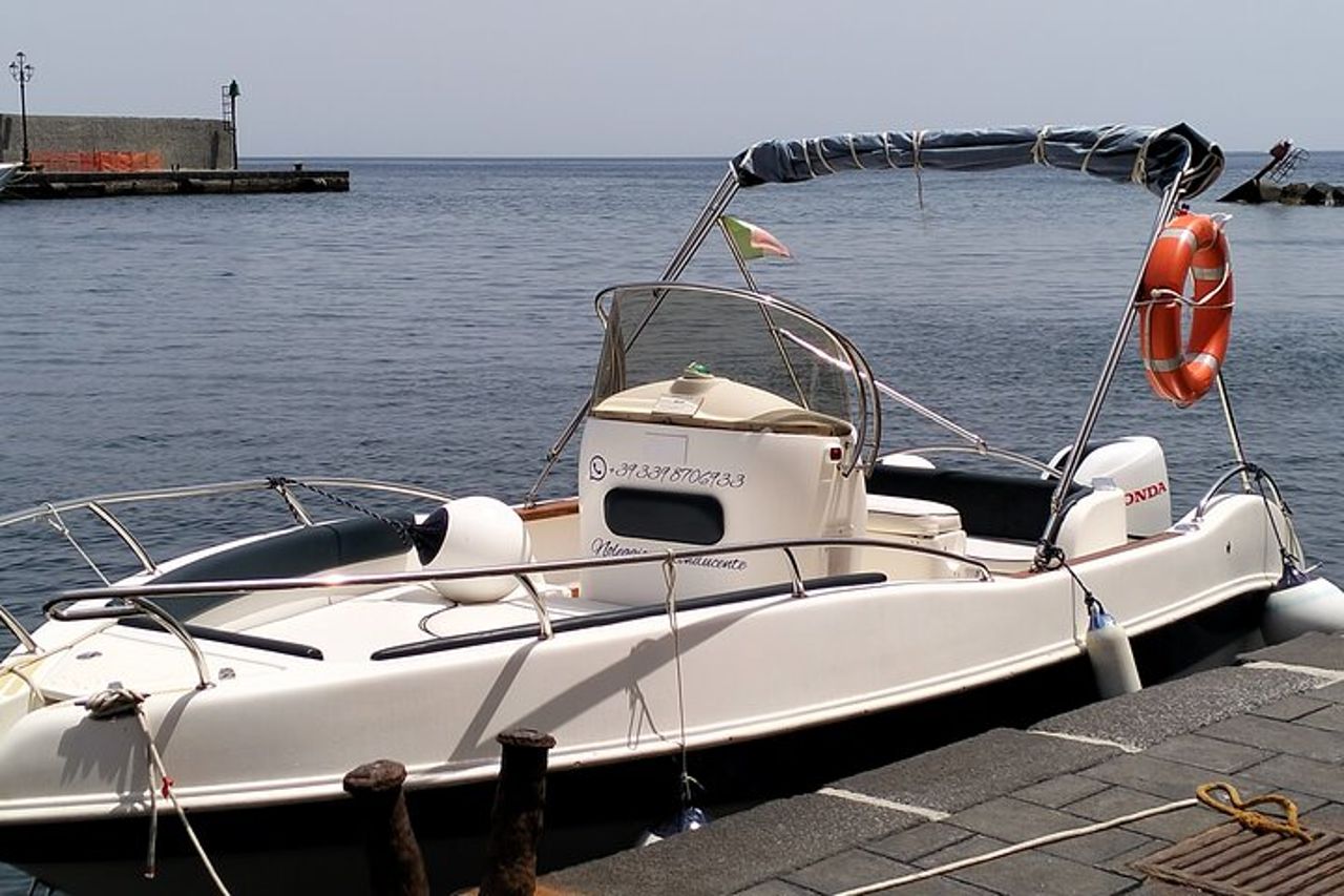Tour di Lipari in Barca Privata da Lipari, Salina Opzionale 4/8h — 2